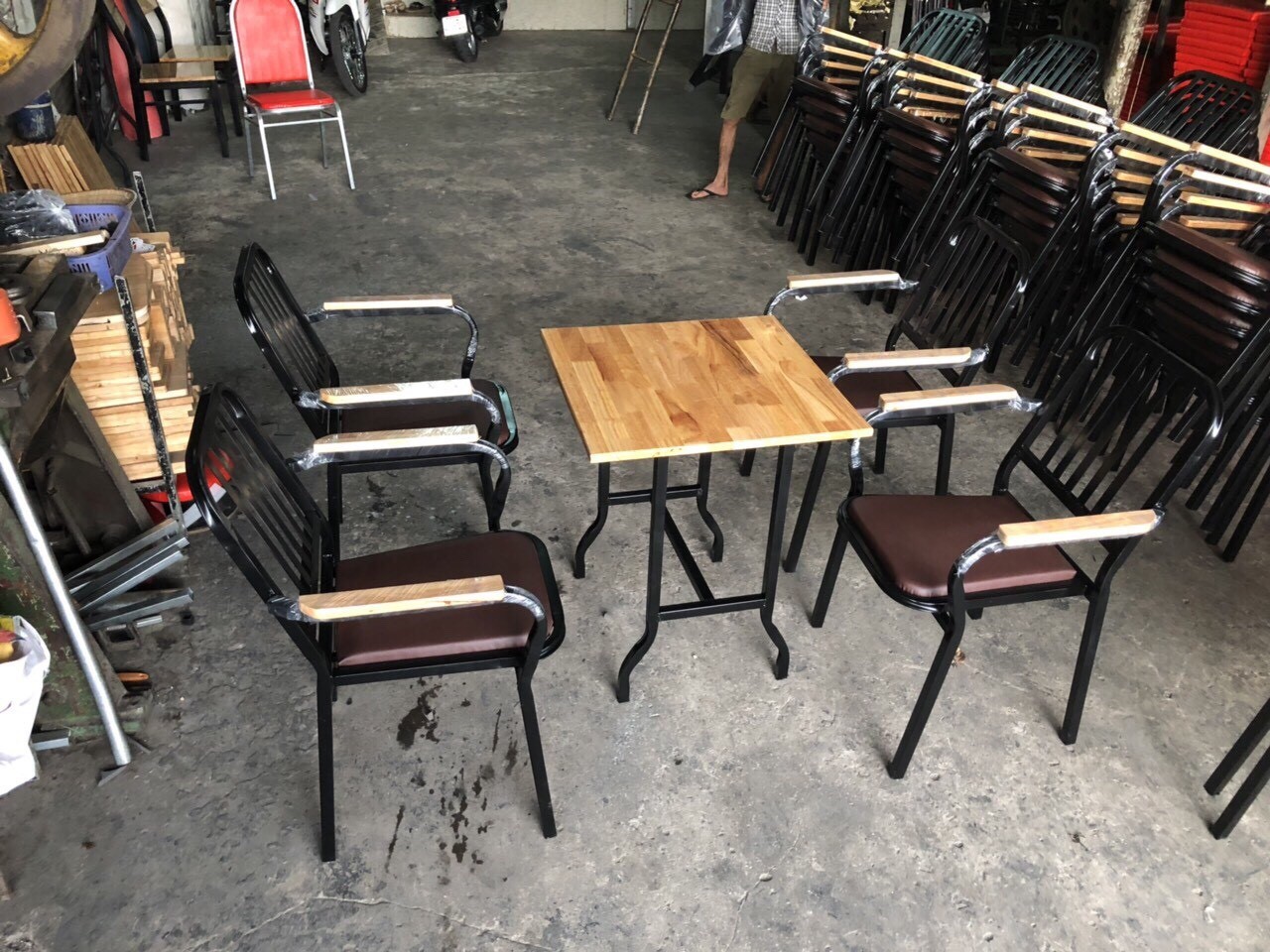 BÀN GHẾ SẮT HTT 18