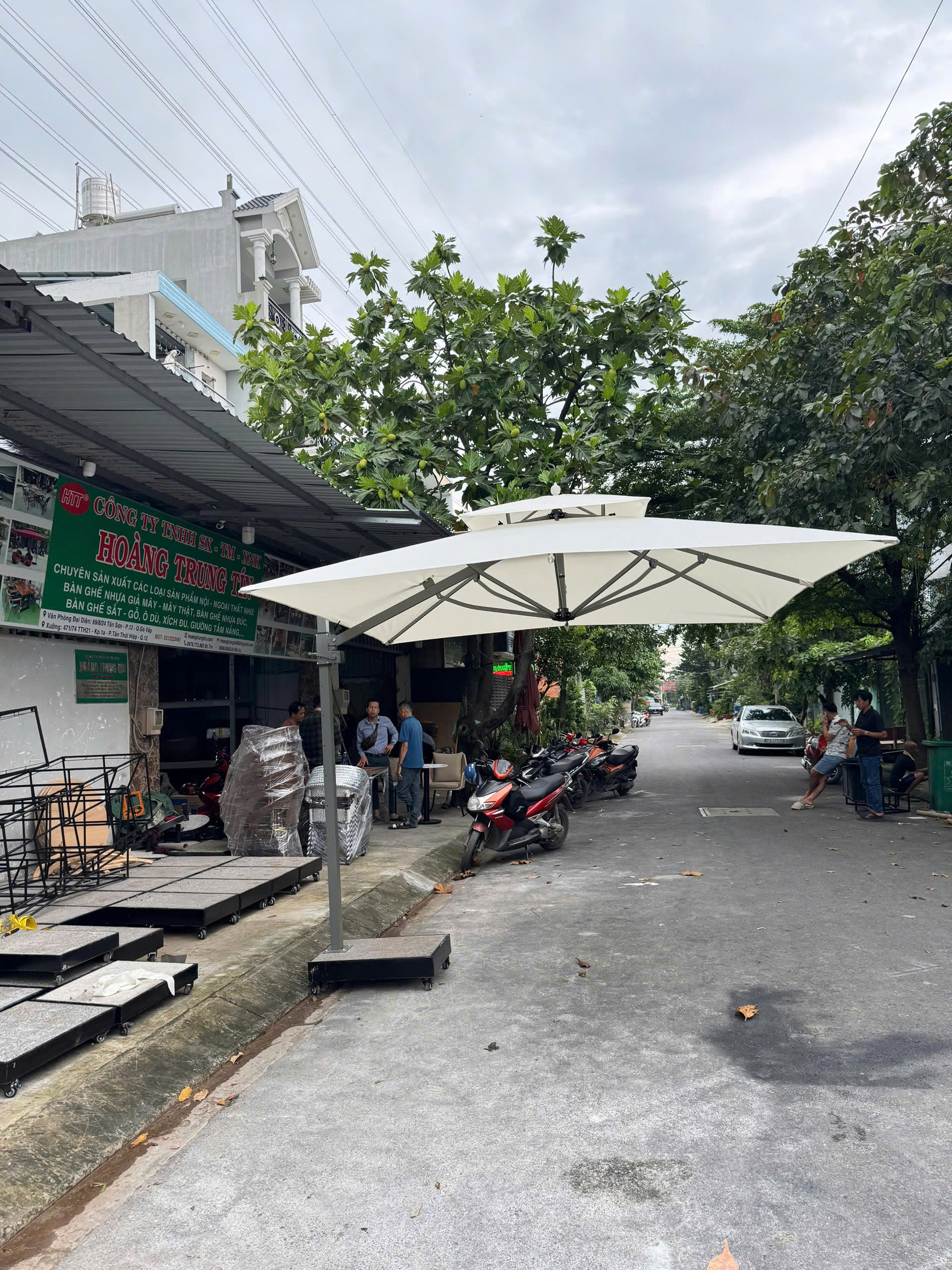 Dù cafe lệch tâm nghiêng 3m theo chiều nắng HTT01