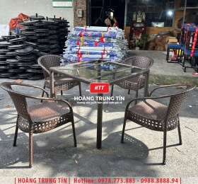 Bàn ghế nhà hàng đan nhựa mây HTT045