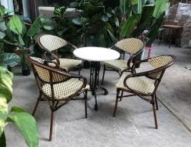 Bàn ghế giả mây ngoài trời có tốt không? Những điều bạn cần biết trước khi mua
