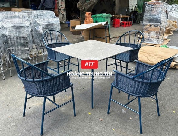 Bàn ghế nhà hàng đan nhựa mây HTT044