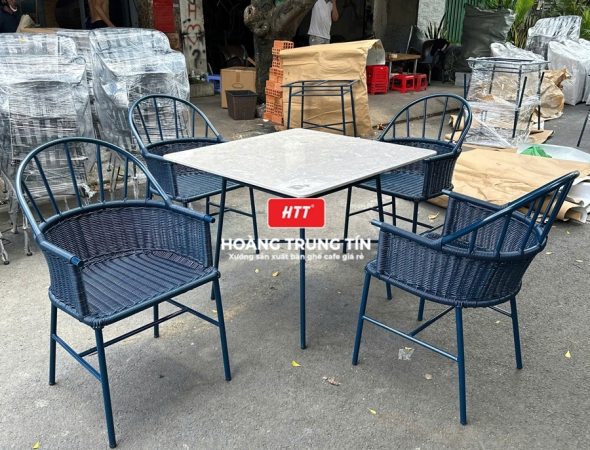 Bàn ghế nhà hàng đan nhựa mây HTT044
