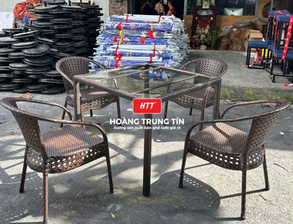 Bàn ghế nhà hàng đan nhựa mây HTT045
