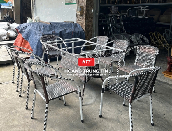 Bàn ghế nhà hàng đan nhựa mây HTT042