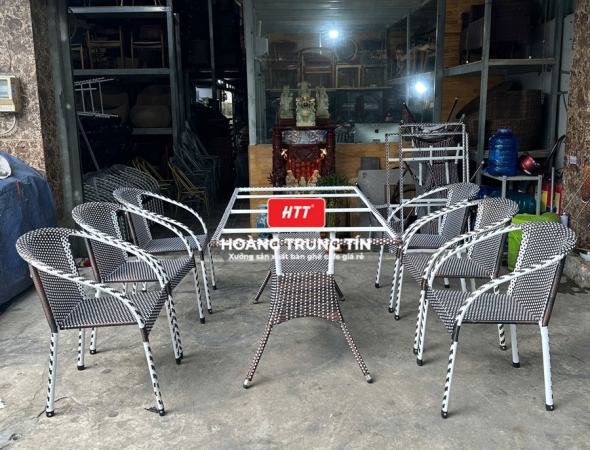 Bàn ghế nhà hàng đan nhựa mây HTT042