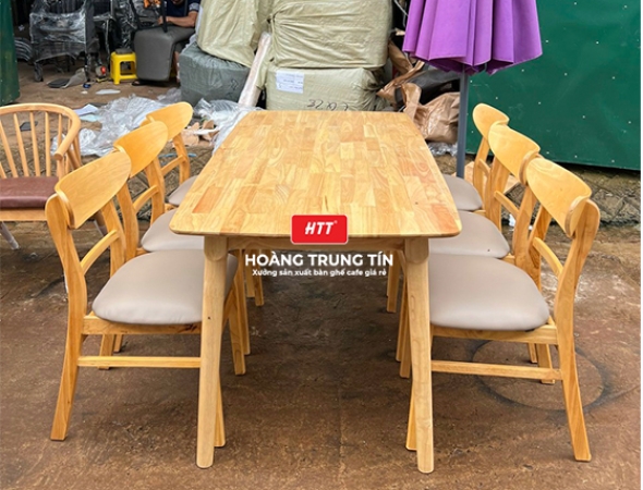 Bàn gỗ kết hợp ghế gỗ bọc nệm