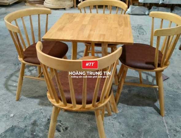 Bàn gỗ kết hợp ghế gỗ bọc nệm