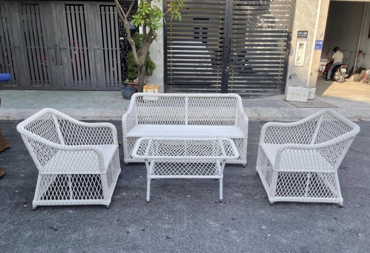 Bàn ghế giả mây là gì? Ưu điểm vượt trội và ứng dụng thực tế