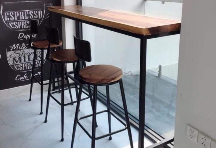 Trang trí quán chuẩn phong cách Âu – Mỹ với bàn ghế bar cà phê